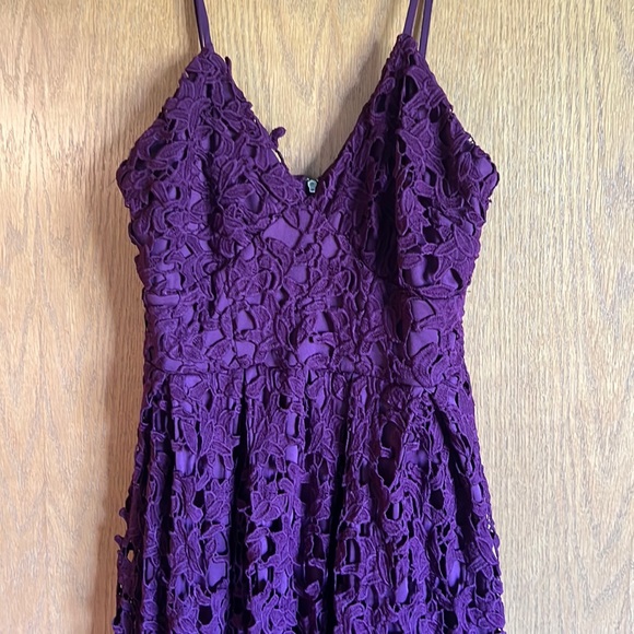 Plum, lace cocktail gown - Picture 1 of 3